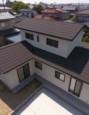 Top-stone-coated roofs blend strength and style, featuring weather-resistant materials for performance.